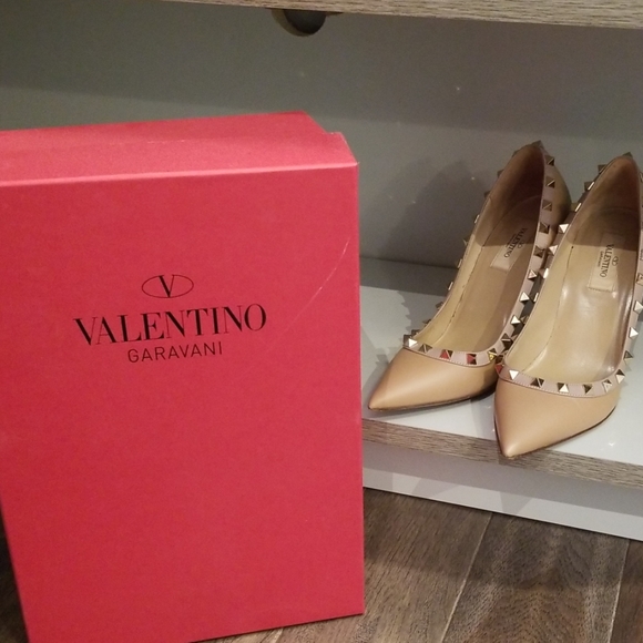 Authentic Valentino RockStud heels - Picture 6 of 7